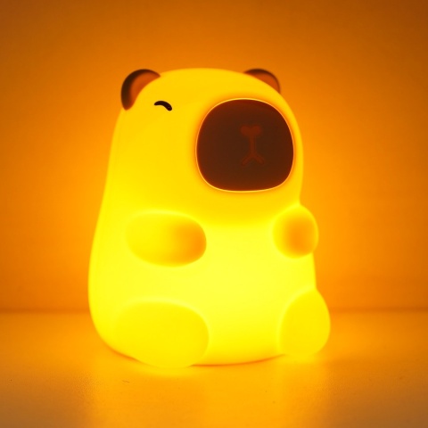 dziecieca lampka do pokoju dziecka slodka mala zwierzatko kapibara wlaczona zapalona