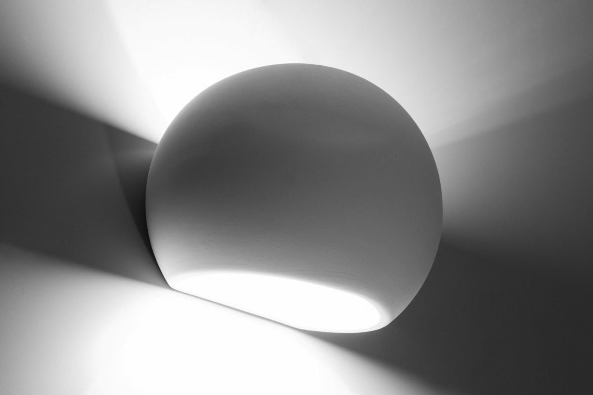 Kinkiet Ceramiczny GLOBE biały lampa ścienna dekoracyjna - Sollux Lighting - zapalona lampa
