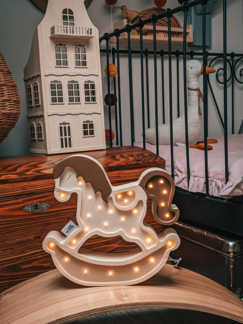 Lampka dziecięca ROCKING HORSE MILK CHOCOLATE nocna konik na biegunach - Eensy Weensy - we wnetrzu Lampka dziecięca ROCKING HORSE MILK CHOCOLATE nocna konik na biegunach - Eensy Weensy - we wnetrzu