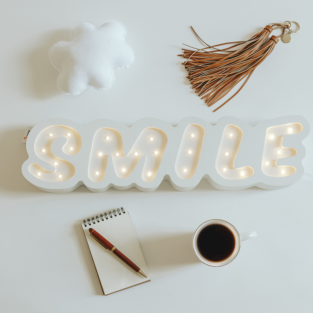 Lampka ledowa GLOWING INSCRIPTION WHITE LILY duży napis smile dekoracja - Eensy Weensy Lampka ledowa GLOWING INSCRIPTION WHITE LILY duży napis smile dekoracja - Eensy Weensy