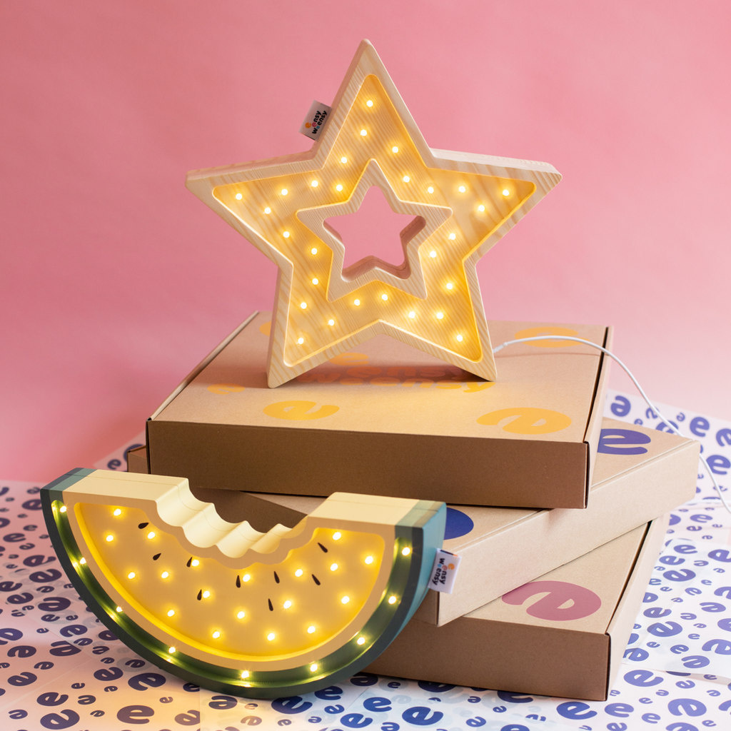 Lampka ledowa TWINKLE STAR GRAY nocna ozdoba duża gwiazda do domu firmy - Eensy Weensy zapalona Lampka ledowa TWINKLE STAR GRAY nocna ozdoba duża gwiazda do domu firmy - Eensy Weensy zapalona