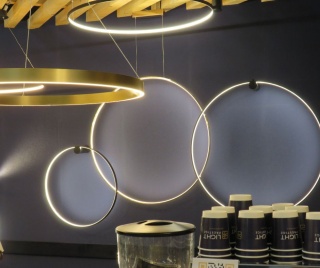 Lampa wisząca MIRROR mała złota LED obręcz wokół lustra IP44 do łazienki - Light Prestige