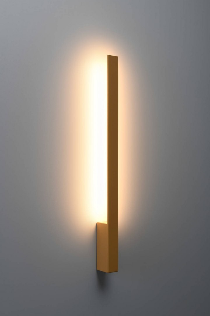 Kinkiet LAHTI M złoty LED smukły nowoczesny do sypialni - Thoro Lighting