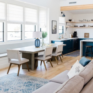 Lampa stołowa AMUR niebieska złote dodatki jasny abażur - Light Prestige