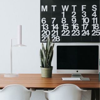 Lampa biurkowa HAT biała oryginalna nietypowy kształt klosza kapelusz - Light Prestige