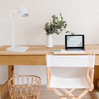 Lampa biurkowa SNOW biała na biurko do pracy do sypialni na szafkę nocną - Light Prestige